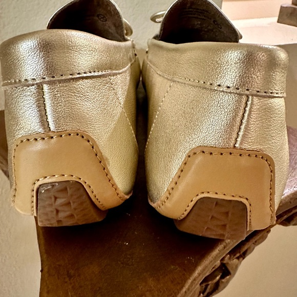 🎁New Aerosoles Gold Leather Moccasins 8🎁 - Picture 3 of 6
